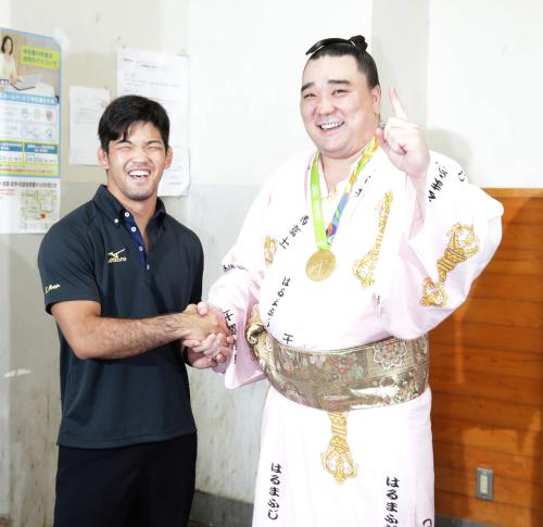 ＜秋場所１２日目＞国技館に訪れた柔道・大野将平（左）と記念撮影におさまる日馬富士は金メダルを掛け笑顔でナンバーワンポーズ