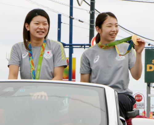 凱旋パレードする、リオ五輪バドミントン女子ダブルス金メダリストの高橋礼華（左）と松友美佐紀