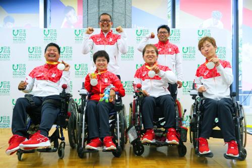リオ・パラリンピックで銀メダルを獲得したボッチャ日本代表の（前列左から）木谷隆行、藤井友里子、広瀬隆喜、杉村英孝ら