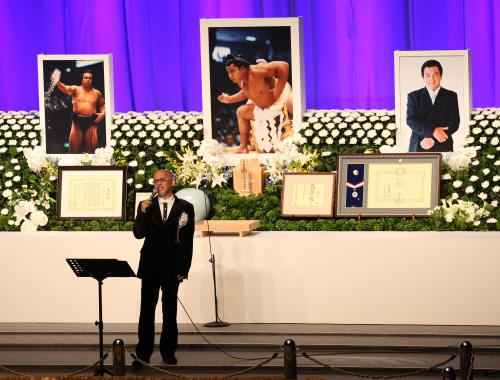 ＜第５８代横綱　千代の富士　お別れ会＞弔事を読んだ後、熱唱する松山千春