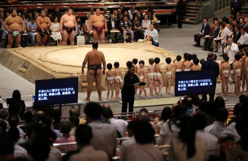 相撲ファン層拡大へ　手話に字幕、点字、英語も