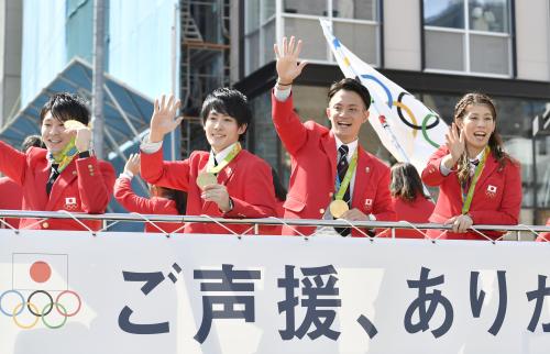 リオ五輪・パラリンピックのメダリスト合同パレードで手を振る（左から）内村航平、加藤凌平、田中佑典、吉田沙保里の各選手