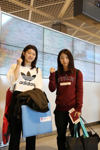 バドミントンのデンマーク・オープン出場のため、成田空港から出発したリオ五輪女子ダブルス金メダルの高橋礼華（左）、松友美佐紀（右）ペア