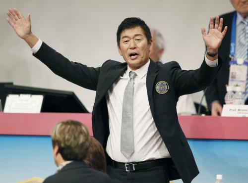 国際体操連盟の次期会長選に当選し、喜ぶ日本協会の渡辺守成専務理事