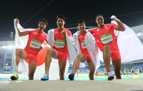 リオ五輪陸上男子４００Ｍリレーで銀メダルを獲得した（左から）山県、飯塚、桐生、ケンブリッジ