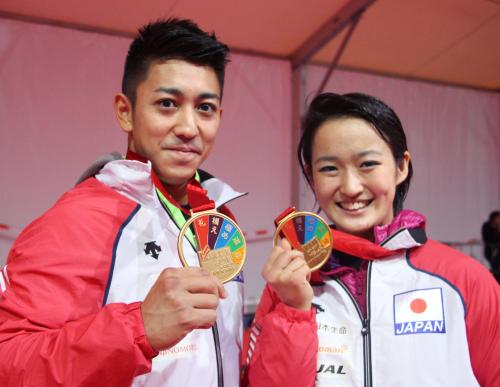 男女の形に優勝し、笑顔でメダルを掲げる喜友名諒（左）と清水希容