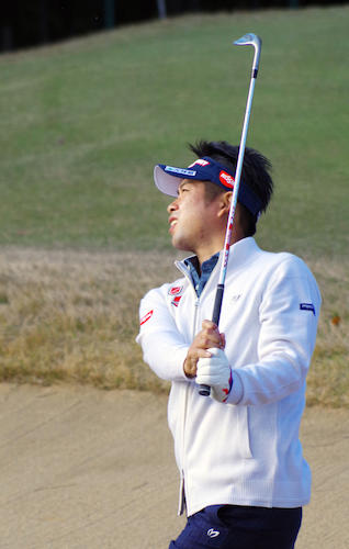 男子ゴルフの今季最終戦、日本シリーズＪＴカップの練習ラウンドで調整する池田