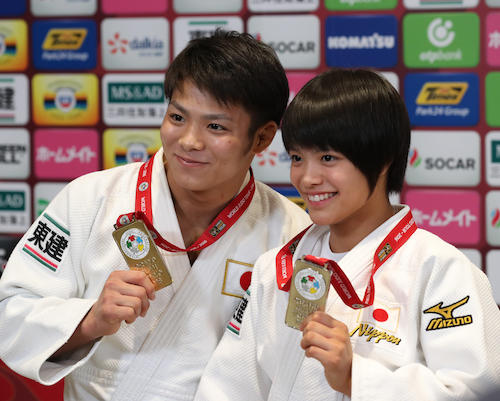 ＜柔道グランドスラム東京２０１６＞メダルを手に笑顔を見せる阿部一二三と妹・詩