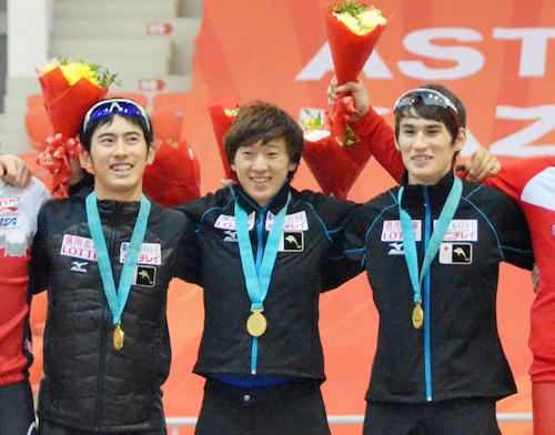 男子団体追い抜きで優勝し、表彰台で笑顔の（左から）土屋良輔、中村奨太、ウィリアムソン師円
