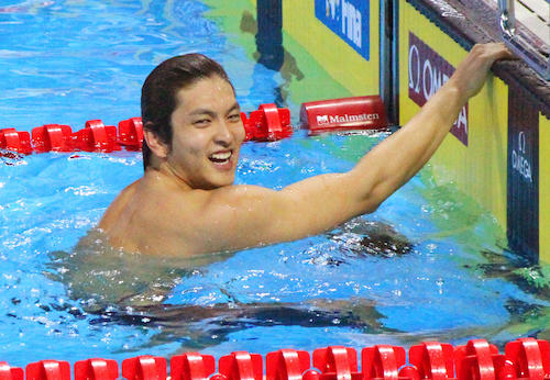 男子50メートル背泳ぎで優勝した古賀淳也