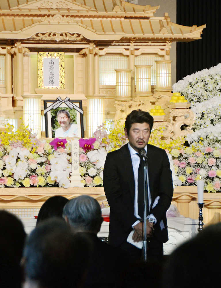 東京五輪バレーボール女子日本代表の丸山サタさんの葬儀・告別式で、あいさつする喪主の繁守さん