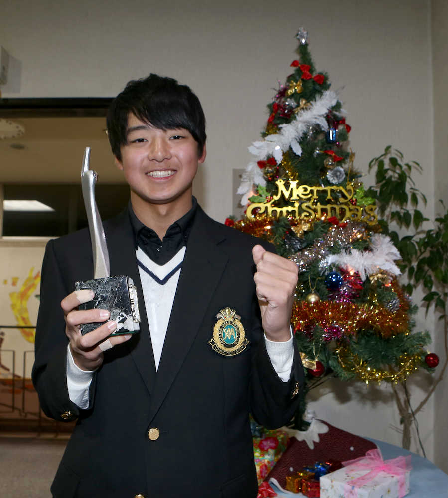 通算３アンダーで優勝した県浦和・石川航はクリスマスツリーの前でトロフィーを手に笑顔