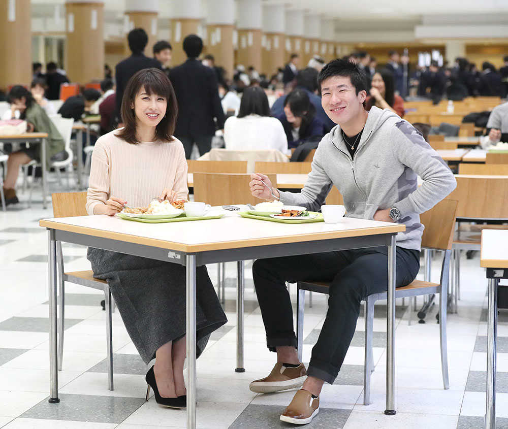 東洋大の学食で桐生祥秀とランチする加藤綾子（左）