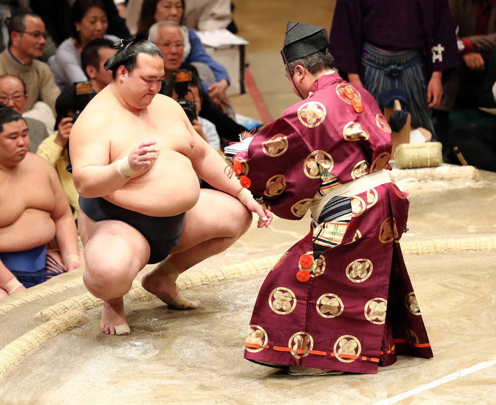 稀勢の里　淡々４連勝　行司差し違えにも「人間ですからね」