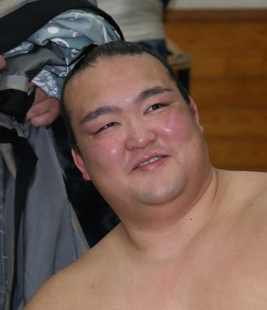 白鵬５連勝　稀勢の里も御嶽海下し無傷進撃　新入幕の貴景勝は初白星