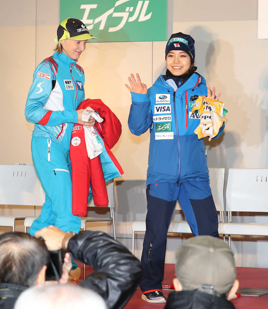 ＜ジャンプ女子Ｗ杯札幌大会・ゼッケン授与式＞ファンに手を振る高梨沙羅（右）とイラシュコ