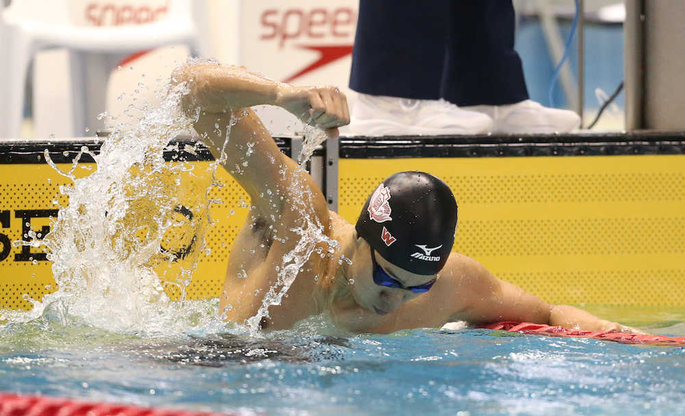 ＜水泳東京都選手権＞男子２００メートル平泳ぎを世界新記録で制した渡辺一平はガッツポーズ