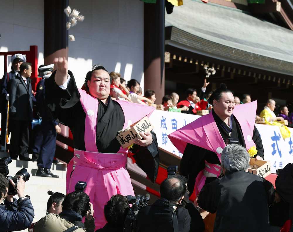 成田山新勝寺の節分会で豆をまく新横綱稀勢の里（左）と横綱白鵬