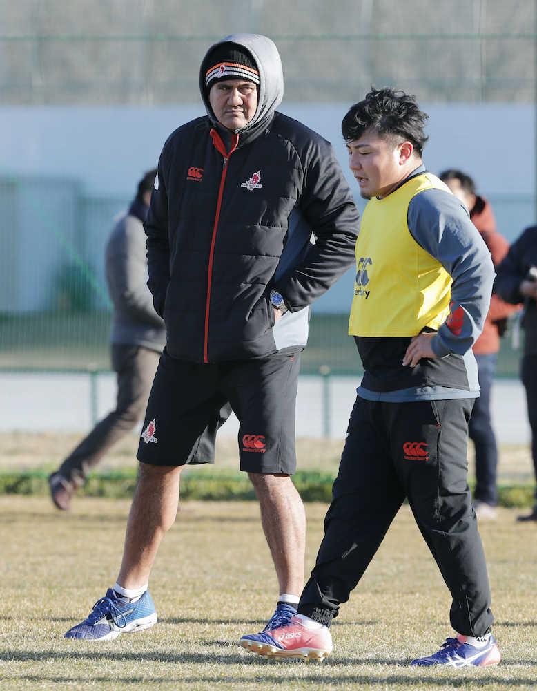 サンウルブズの練習を見守る日本代表のジョセフ・ヘッドコーチ（左）