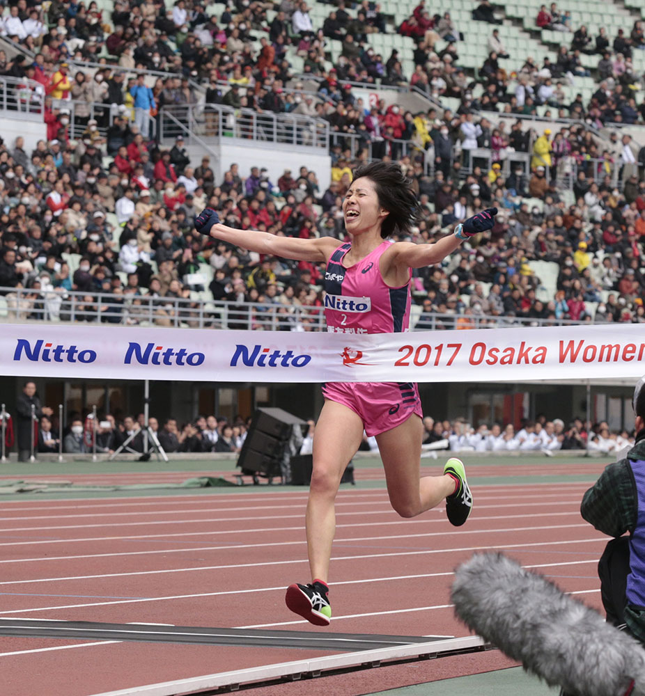 大阪国際女子マラソンで優勝した重友梨佐