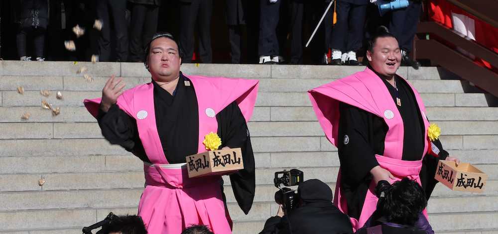 【画像・写真】横綱初競演！稀勢　白鵬とがっぷり握手、祝福に笑顔