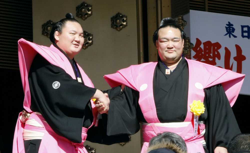 【画像・写真】横綱初競演！稀勢　白鵬とがっぷり握手、祝福に笑顔