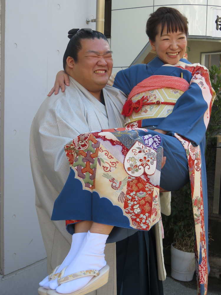 部屋前で婚約者の坂田祥子さんをお姫様抱っこをする誉富士
