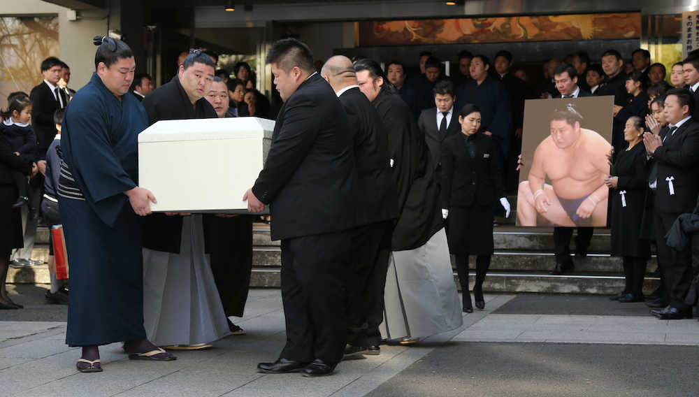 （左から２人目から）正代、豊ノ島らの手で出棺される元小結・時天空の間垣親方の棺
