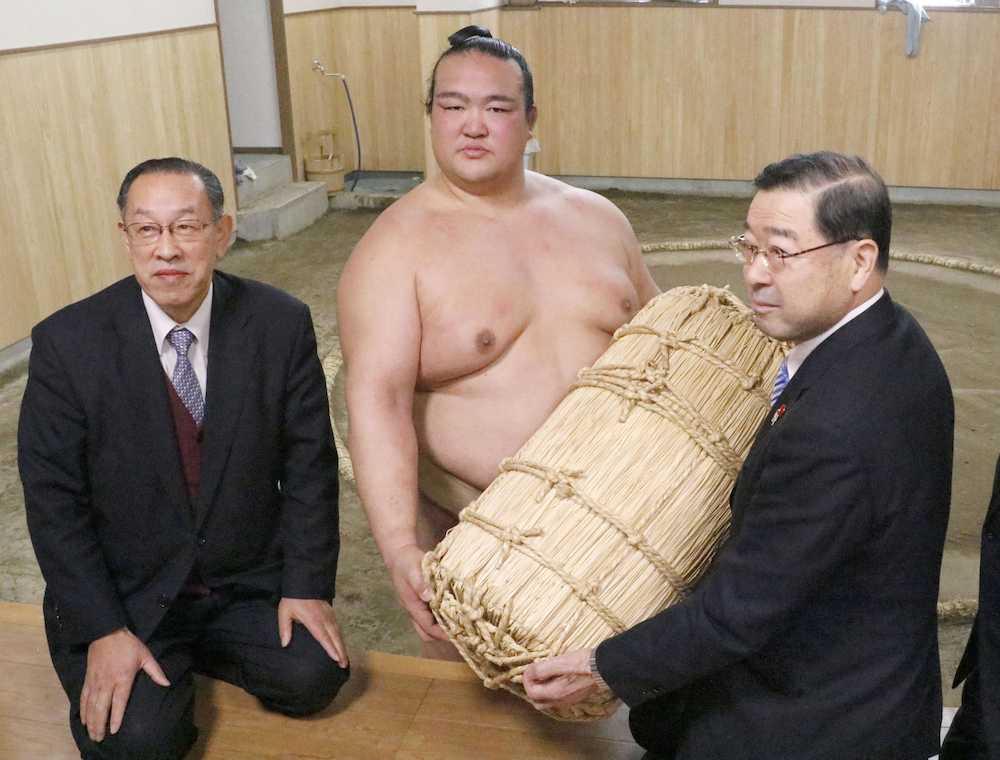 福島県知事賞の副賞の米を受け取る新横綱稀勢の里