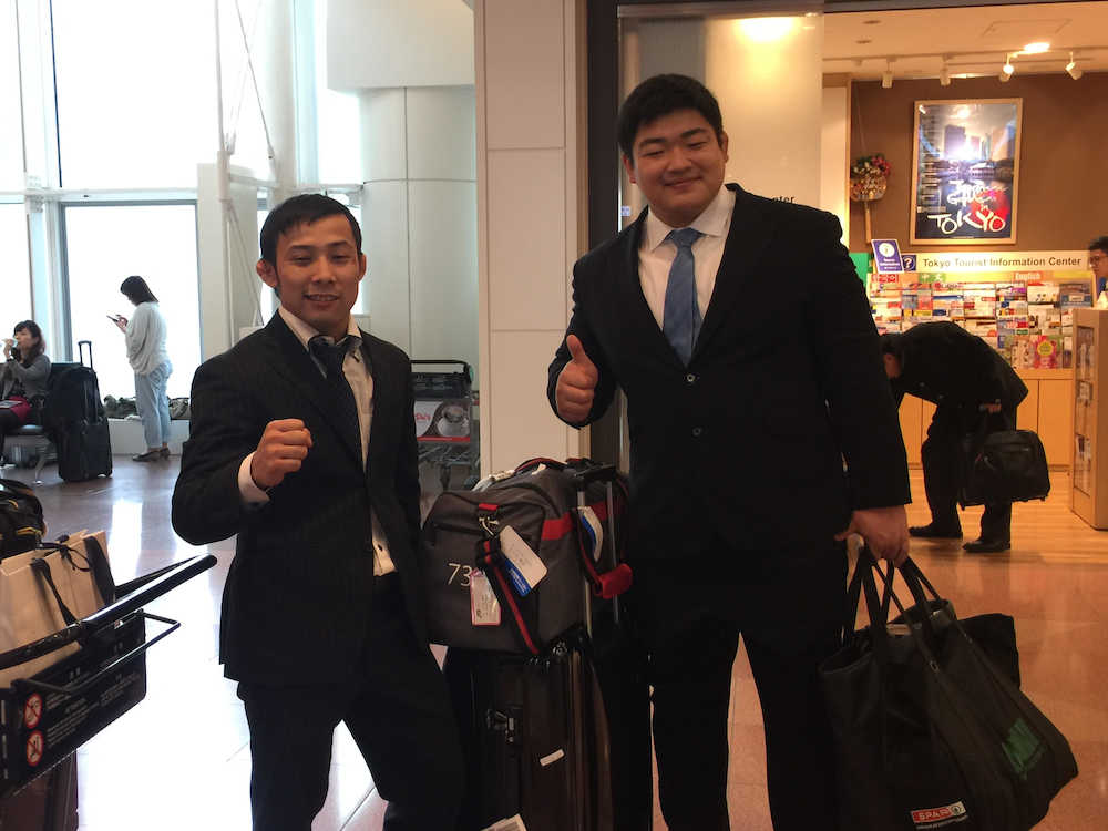 柔道のグランドスラム・パリを制し、羽田空港に凱旋帰国した男子６０キロ級の高藤直寿（左）と男子１００キロ超級の王子谷剛志