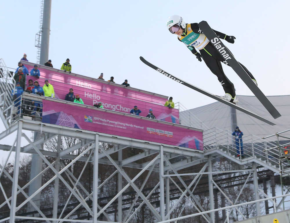 ＜スキージャンプ女子Ｗ杯平昌大会＞１本目の飛躍を終えトップに立つ高梨沙羅