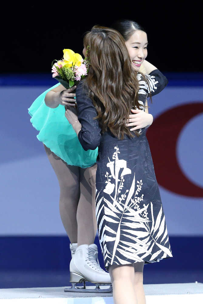 ＜フィギュア四大陸選手権・女子フリー＞表彰式でプレゼンターのキム・ヨナさん（手前）と抱き合う三原舞依