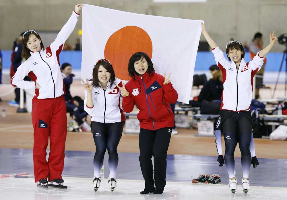 札幌冬季アジア大会のスピードスケート女子団体追い抜きで金メダルを獲得した（左から）押切美沙紀、佐藤綾乃と高木菜那（右端）。右から２人目は女子１５００メートルで金メダルの高木美帆