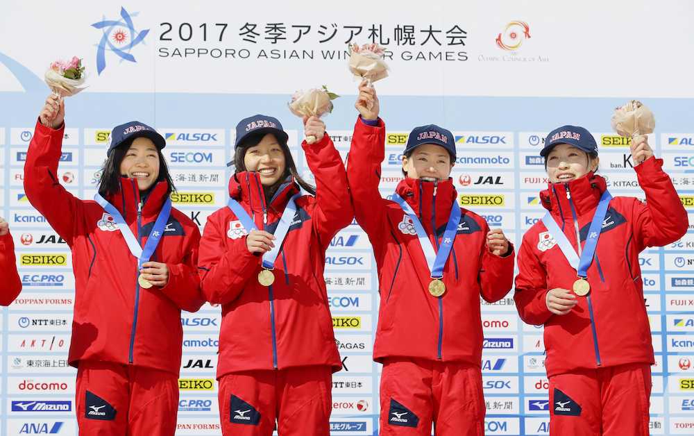 ＜札幌冬季アジア大会＞女子２０キロリレーで獲得した金メダルを胸に歓声に応える（左から）宮崎、滝沢、小林、大林