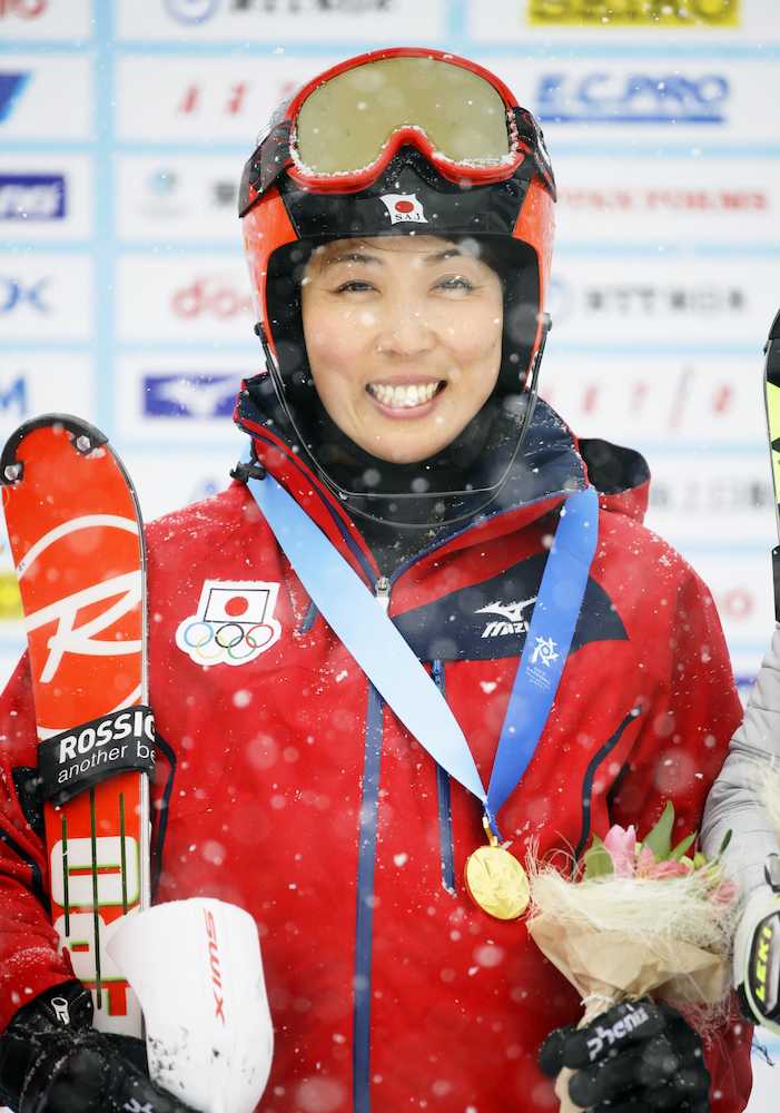 女子回転で優勝し、表彰式で金メダルを胸に笑顔の長谷川絵美