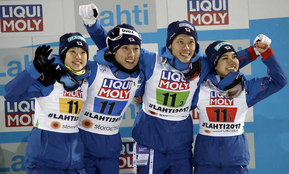 表彰台で笑顔を見せる３位となった日本の（左から）伊藤、伊東、竹内、高梨