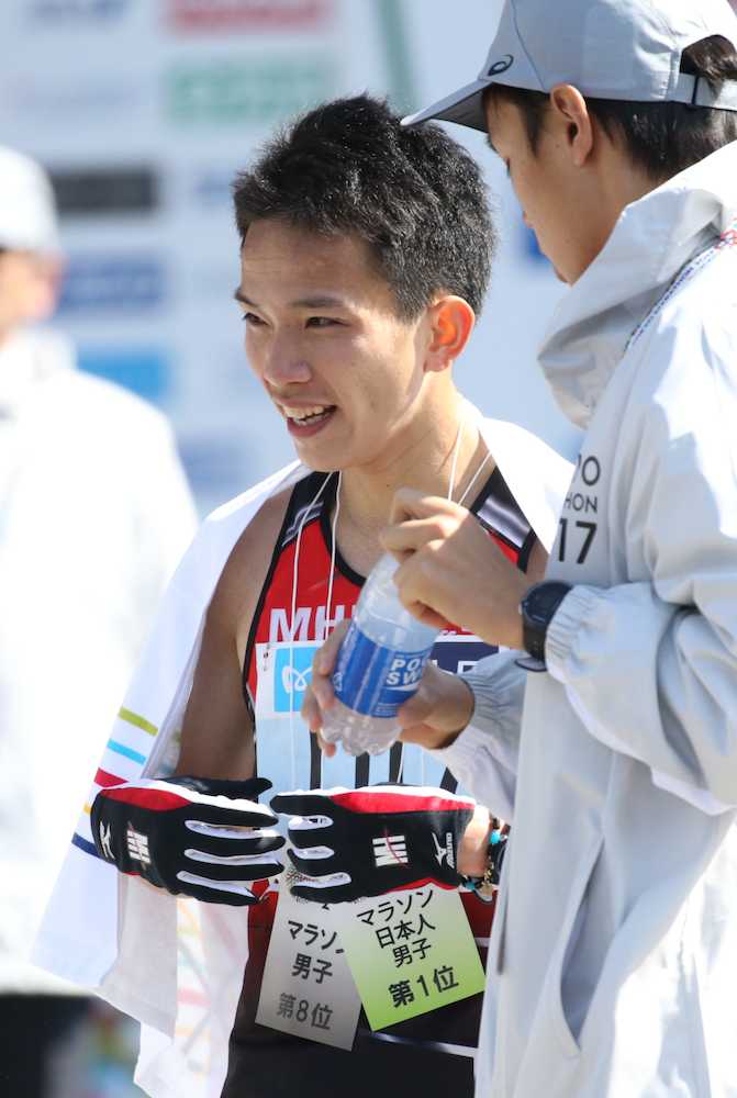 ＜東京マラソン＞日本人男子トップの８位でゴールした井上は笑顔を見せる