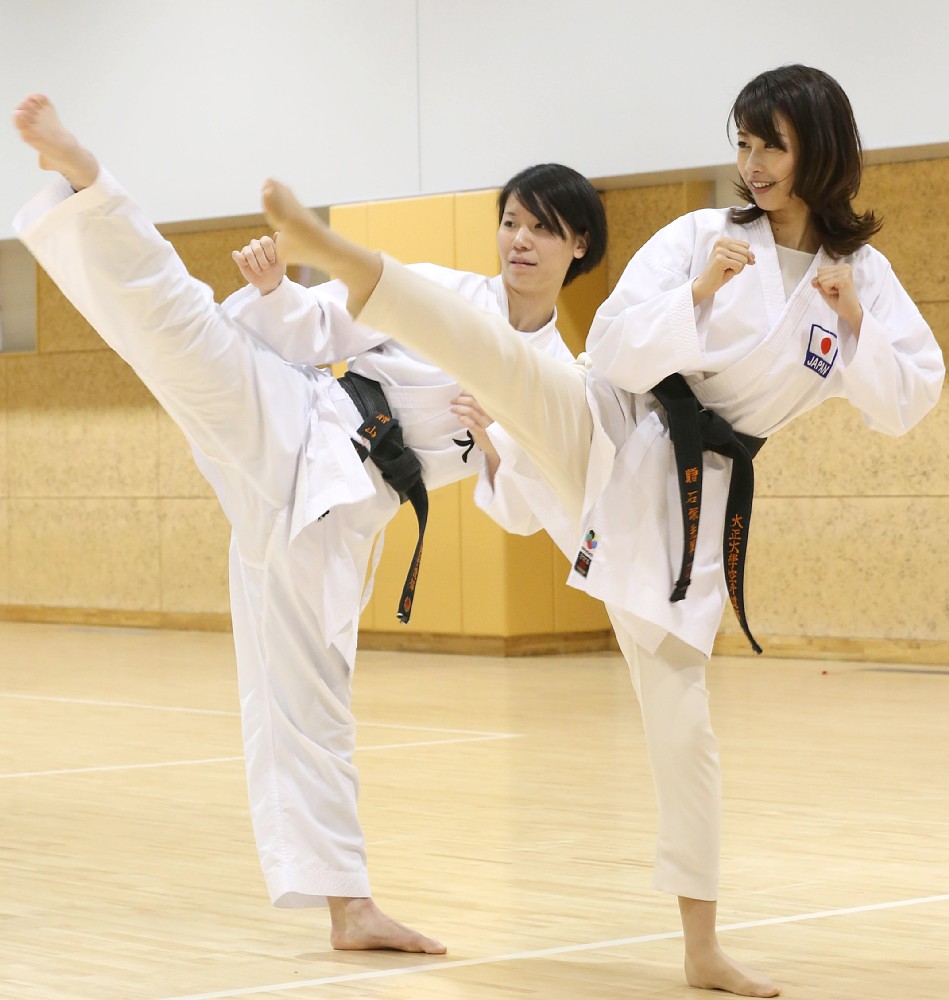 上段回し蹴りを繰り出す山田沙羅（左）と加藤綾子