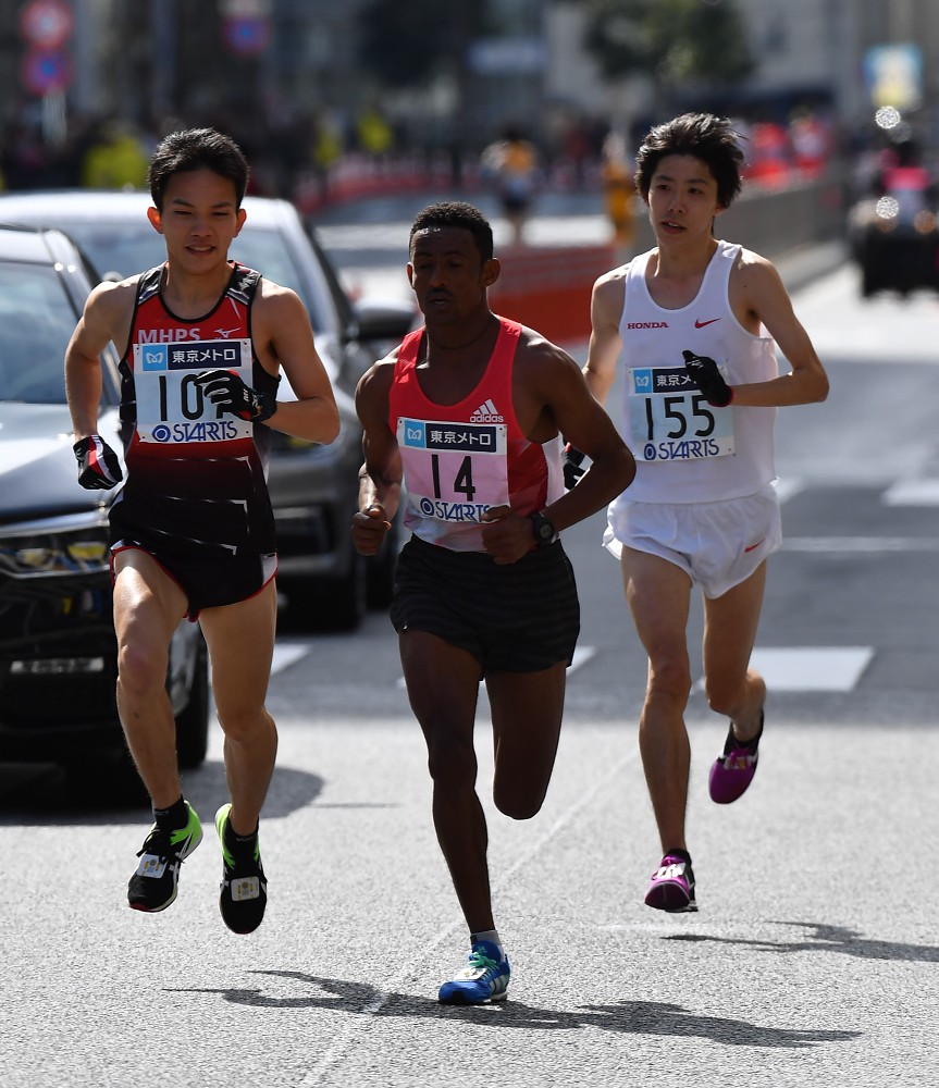 ＜東京マラソン２１０７＞３８キロ付近で井上大仁（左）に抜かれる設楽悠太（右）