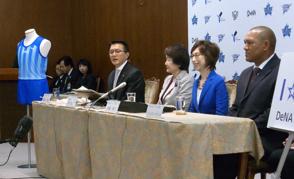 横浜市との包括連携協定会見に臨む（左から）ＤｅＮＡランニングクラブ・瀬古総監督、林横浜市長、ＤｅＮＡ・南場オーナー、ＤｅＮＡ・ラミレス監督