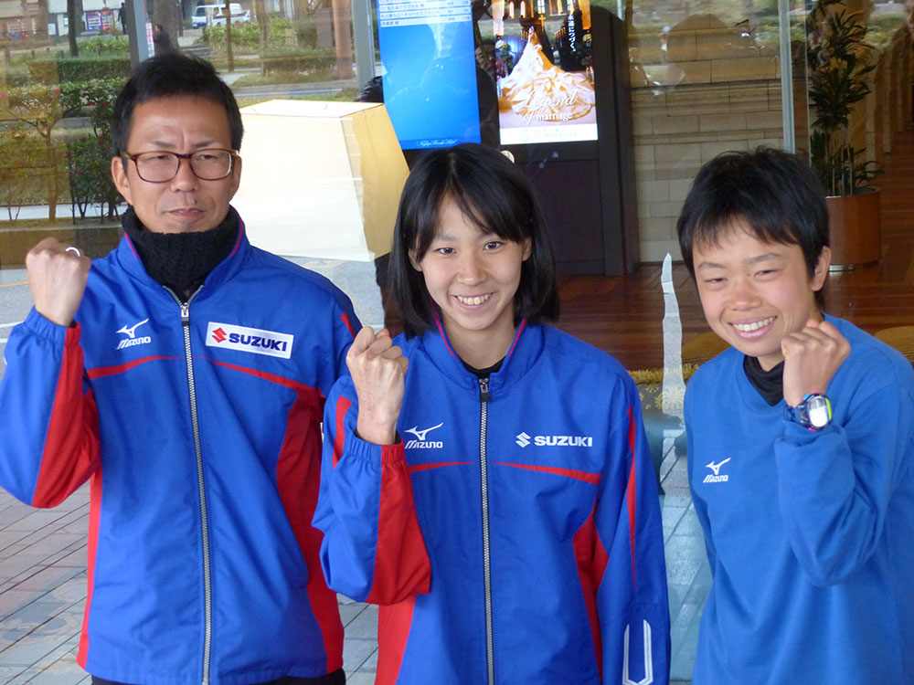 一夜明け会見に臨んだ（左から）里内正幸コーチ、安藤友香、清田真央