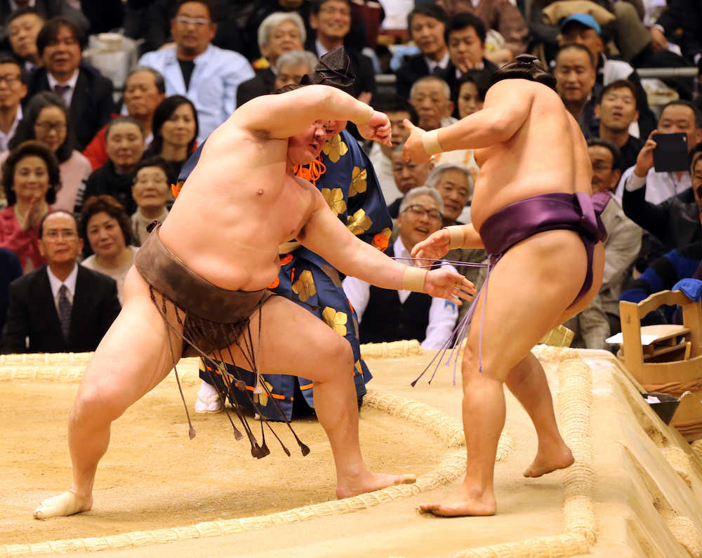 白鵬　右足にテーピング３重巻き初白星！２６年ぶり４横綱安泰