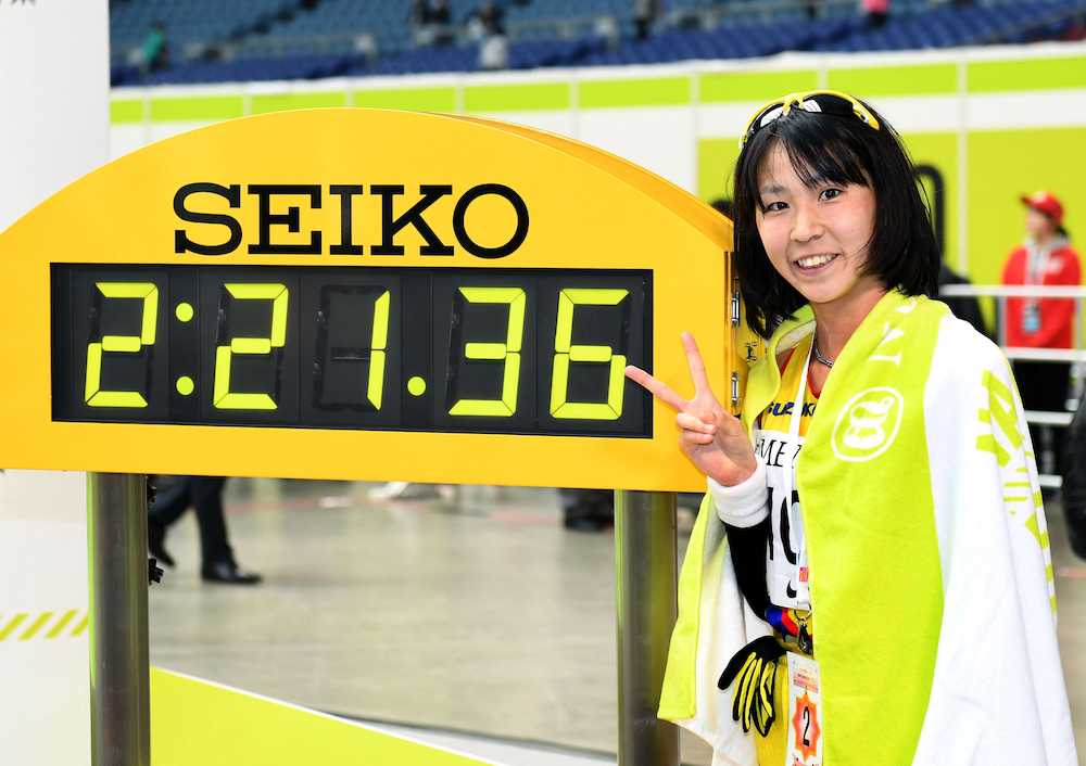 名古屋ウィメンズマラソン、日本勢トップの２時間２１分３６秒でゴールし、笑顔の安藤友香
