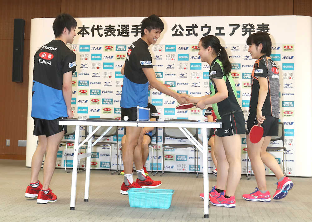 ミニ卓球台で対戦して握手する（左から）丹羽、吉村、伊藤、平野