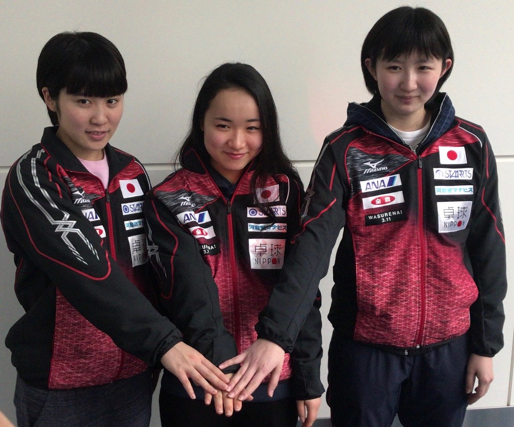 アジア選手権へ出発した（左から）平野、伊藤、早田