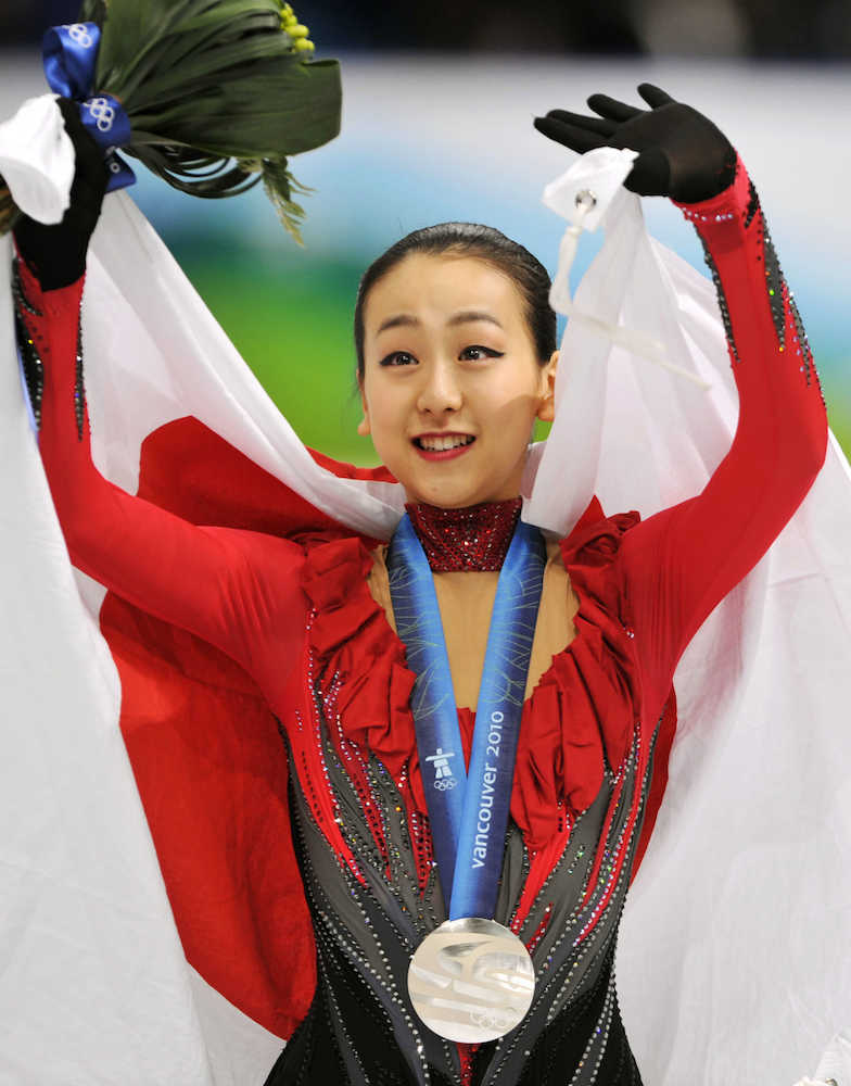 ２０１０年２月、バンクーバー五輪で銀メダルを獲得し、声援に応える浅田真央