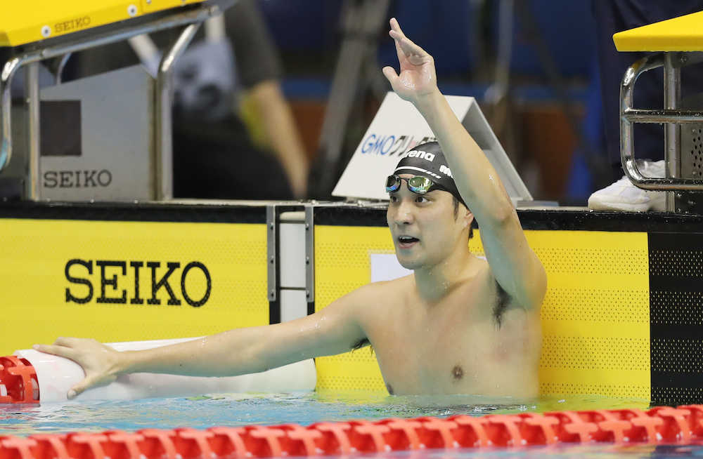 競泳日本選手権第１日　男子１００メートル平泳ぎＢ決勝、今大会で引退を表明した立石はレースを終え、スタンドの声援に応える