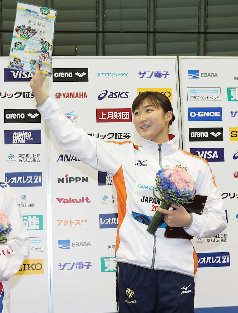 競泳日本選手権第１日　女子５０メートルバタフライで優勝した池江は観客の声援に手を振って応える