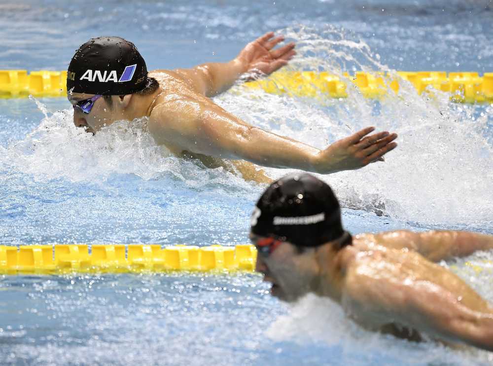 競泳日本選手権第１日　男子４００メートル個人メドレー決勝　４分１０秒４４で初優勝した瀬戸（奥）。手前は２位の萩野
