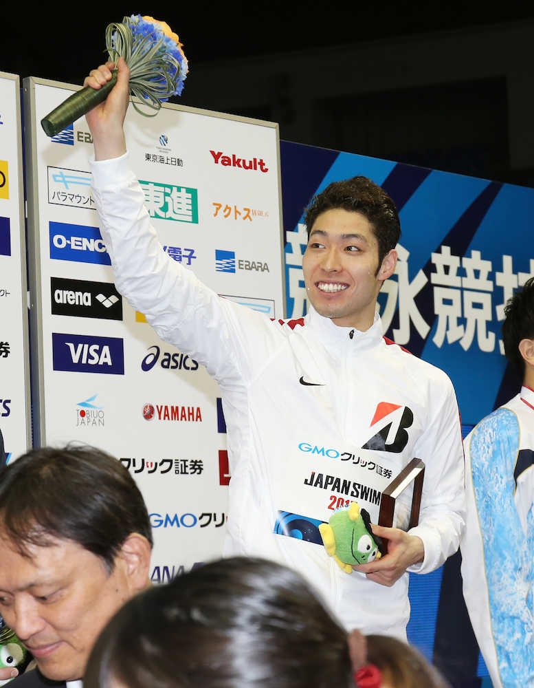 ＜水泳日本選手権　２日目＞男子２００ｍ自由形決勝で優勝した萩野公介はスタンドの声援に手を挙げて応える